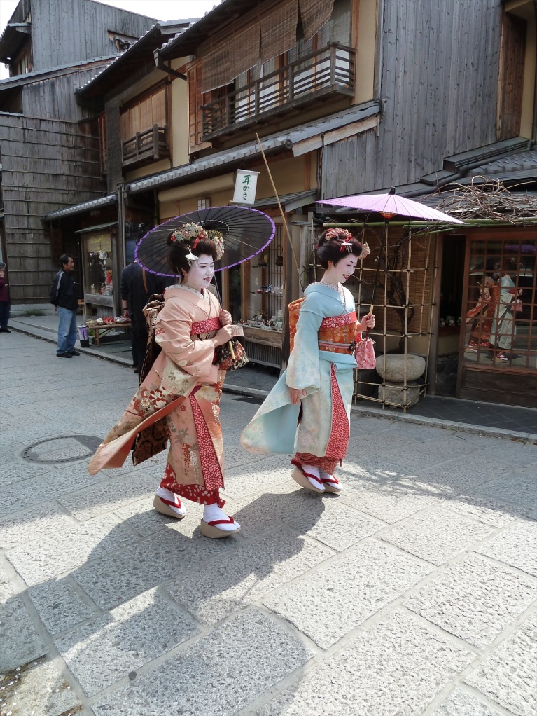 Saburuko, geisha, geiko, Kyoto, streets of Kyoto, Japanese female performer, kimono, Japanese prostitutes, Jim Caldwell, Redondo Beach, Western Japan, photography, travel, kabuku to be wild and outrageous, kabuki
