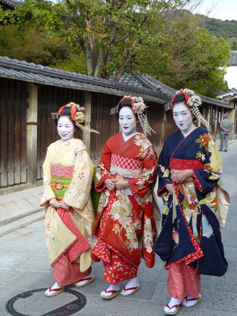 Saburuko, geisha, geiko, Kyoto, streets of Kyoto, Japanese female performer, kimono, Japanese prostitutes, Jim Caldwell, Redondo Beach, Western Japan, photography, travel, kabuku to be wild and outrageous, kabuki